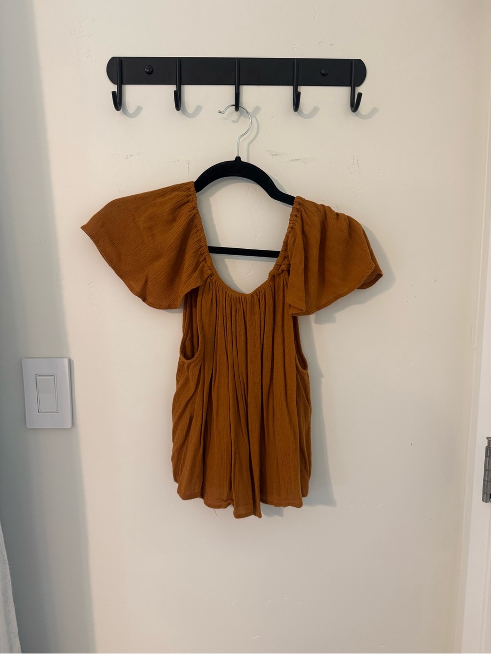 Mango Puff-Sleeve Peasant Top in Rust Brown